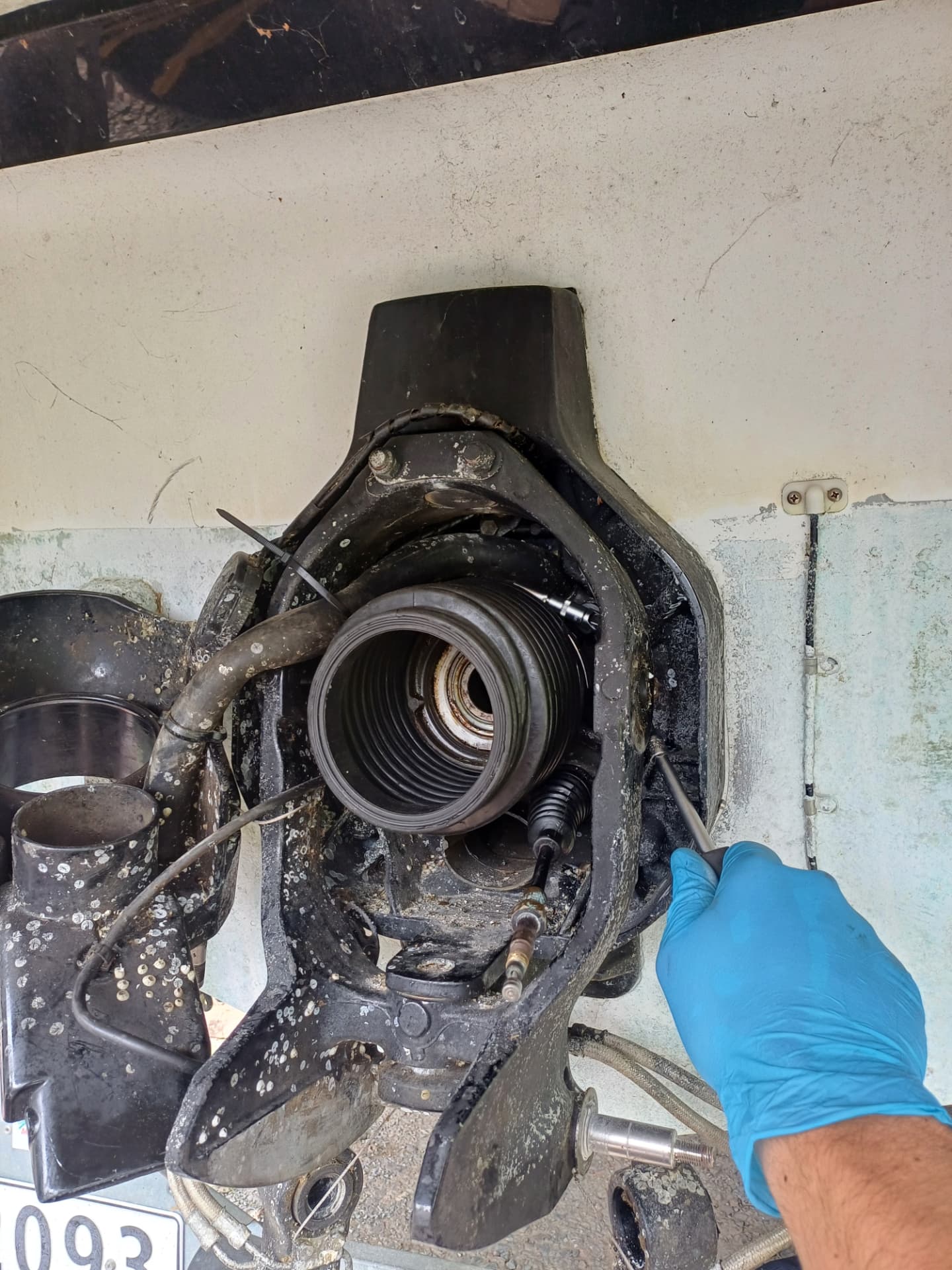 Demontert drev og transom under service på sterndrive