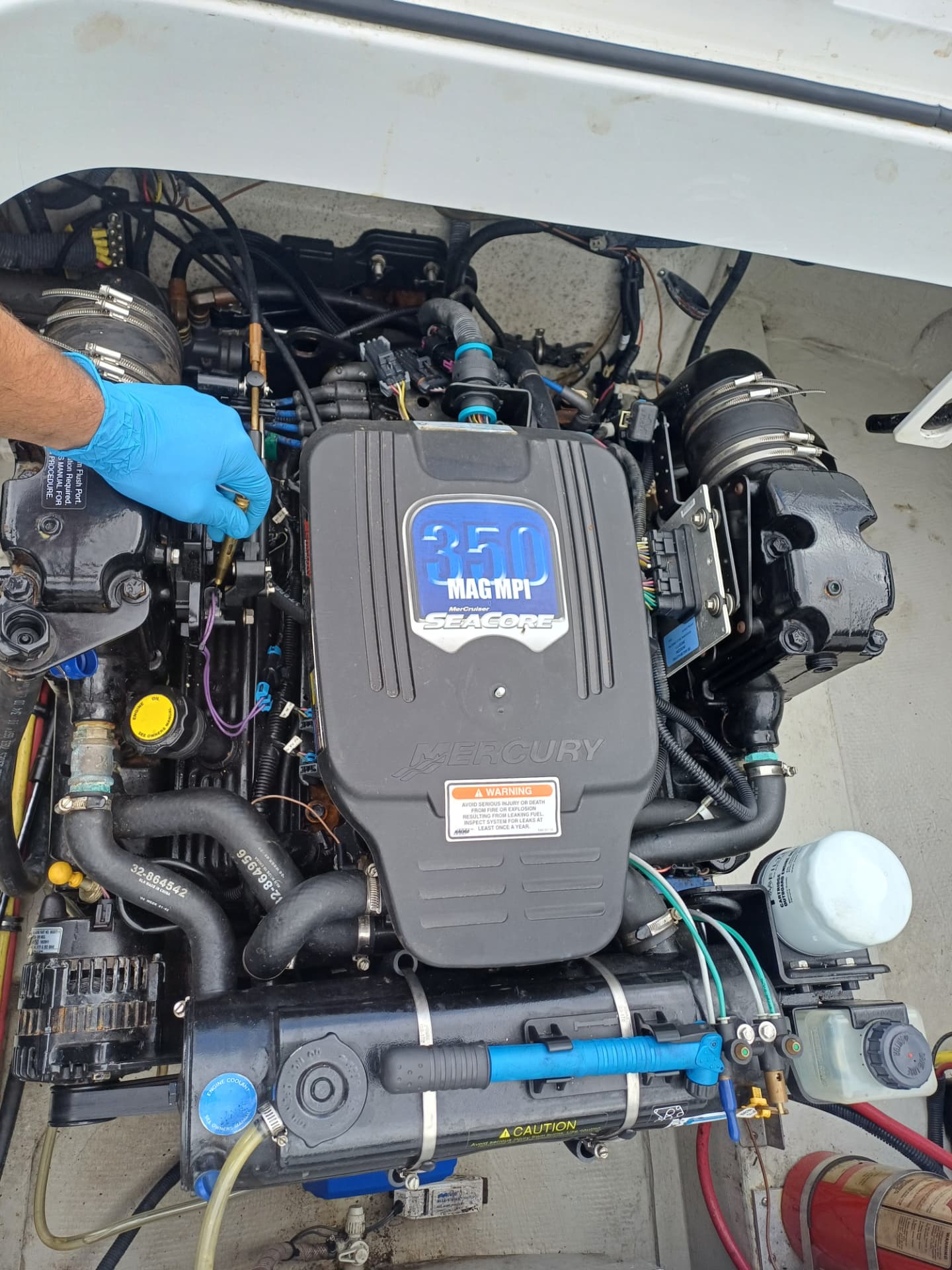 Service på en MerCruiser 350 MAG MPI SeaCore innenbordsmotor om bord i båten